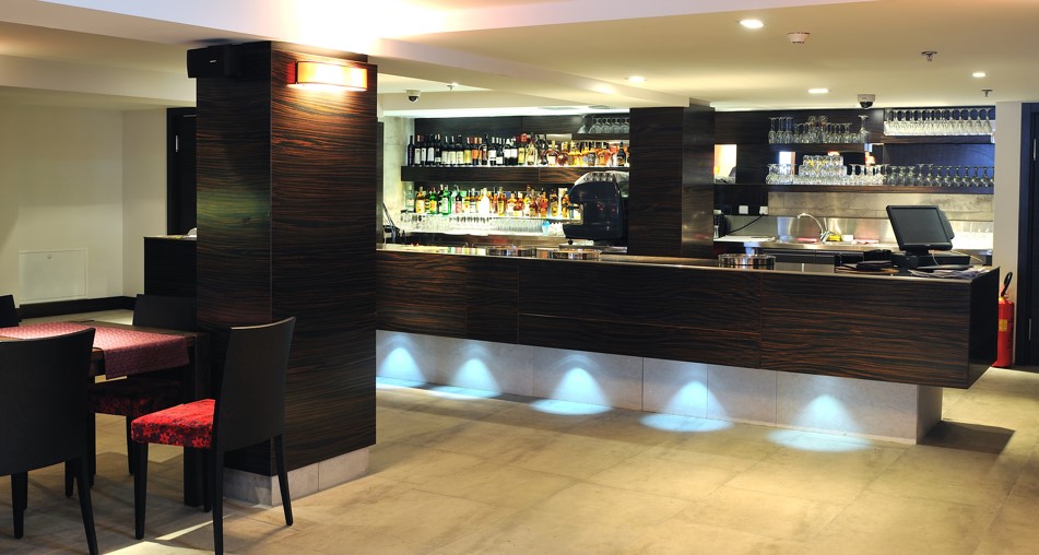 cash-recycling-hotel-bar-coffee-shop